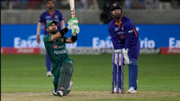 নেটে রিজওয়ানকে তাঁর লেগ স্পিন খেলার জন্য আহ্বান জানান এক ভারতীয় সমর্থক: 