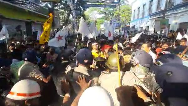 পুলিশি বাধায় অবস্থান বিক্ষোভ শুরু বাম ছাত্র-যুবর