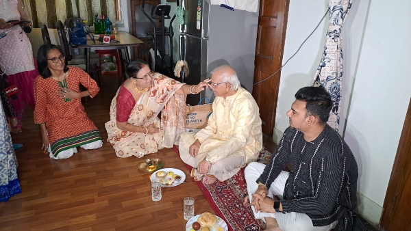 ভাইফোঁটা নিলেন শোভনদেব চট্টোপাধ্যায় 