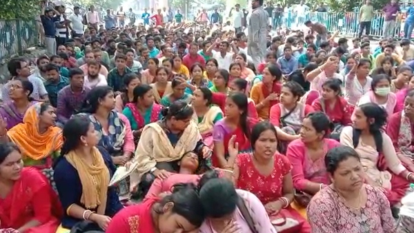 অনড় চাকরি প্রার্থীরা অনড় চাকরি প্রার্থীরা