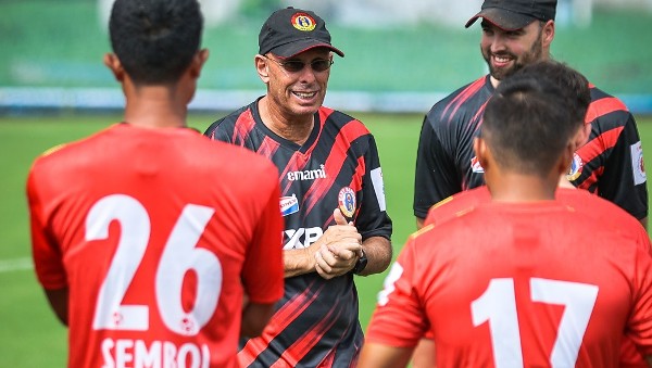 কেরালা ব্লাস্টার্সের বিরুদ্ধে জয়ের বিষয়ে আত্মবিশ্বাসী ইস্টবেঙ্গল কোচ, প্রতিপক্ষকে সমীহ করেও হুঙ্কার স্টিফেনের কেরালা ব্লাস্টার্সের বিরুদ্ধে জয়ের বিষয়ে আত্মবিশ্বাসী ইস্টবেঙ্গল কোচ, প্রতিপক্ষকে সমীহ করেও হুঙ্কার স্টিফেনের