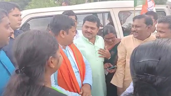 লক্ষ্মীপুজোয় যাচ্ছি শান্তিকুঞ্জে, রাজনীতি খোঁজা বৃথা লক্ষ্মীপুজোয় যাচ্ছি শান্তিকুঞ্জে, রাজনীতি খোঁজা বৃথা