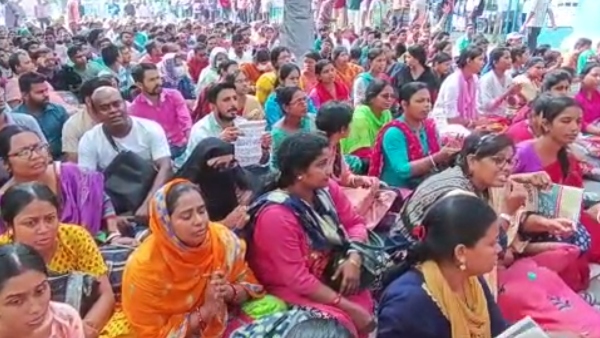 আন্দোলনে অনড় চাকরী প্রার্থীরা