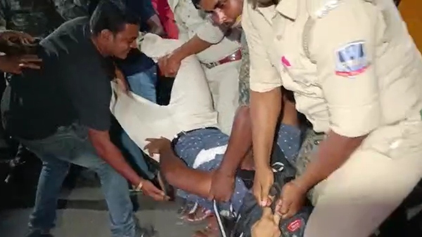 চ্যাংদোলা করে টেনে হিঁচড়ে তুলে দেওয়া হয় চ্যাংদোলা করে টেনে হিঁচড়ে তুলে দেওয়া হয়