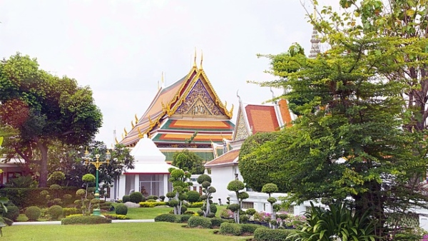 মন্দিরের বেদিতে আঙুর এবং মদের বোতলগুলিই নৈবেদ্য 