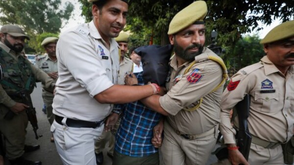 উধমপুর বিস্ফোরণের পর ধৃতদের জিজ্ঞাসাবাদ উধমপুর বিস্ফোরণের পর ধৃতদের জিজ্ঞাসাবাদ