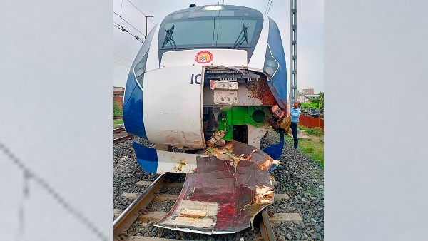 ট্রেনের সামনে অংশে ব্যাপক ক্ষতি হয়েছে ট্রেনের সামনে অংশে ব্যাপক ক্ষতি হয়েছে