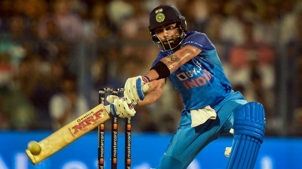 রোনাল্ডোকে শুভেচ্ছা জানাতে গিয়ে মারাদোনা-পেলে-মেসি'র কৃতিত্বকে অজান্তেই ছোট করলেন বিরাট: