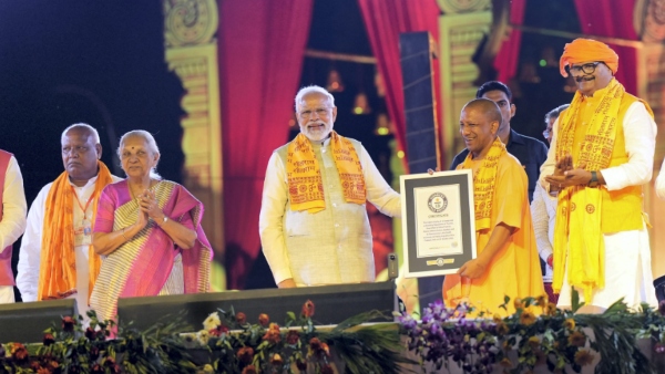 প্রধানমন্ত্রীর প্রশংসায় যোগী প্রধানমন্ত্রীর প্রশংসায় যোগী