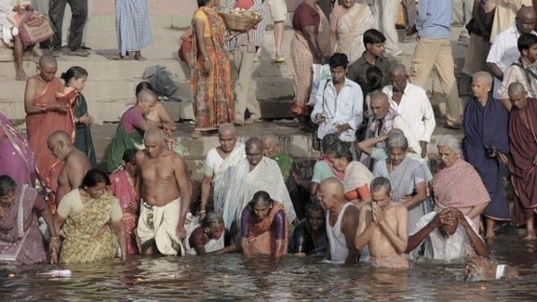 পবিত্র নদীতে স্নান করে দান করুন