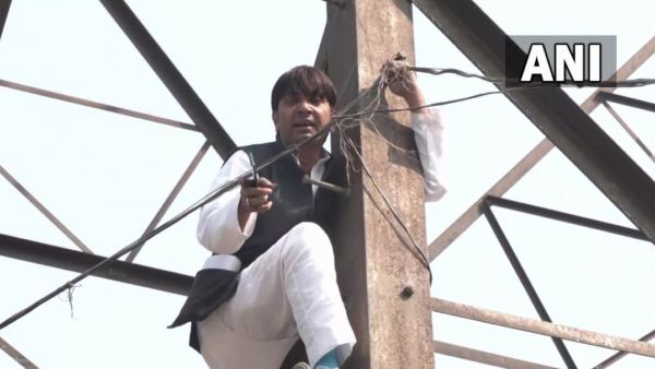 টিকিট না পেয়ে টাওয়ারে চড়ে বিক্ষোভ