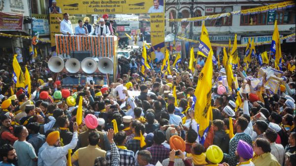 বাড়ছে আপ বিজেপি উত্তেজনা