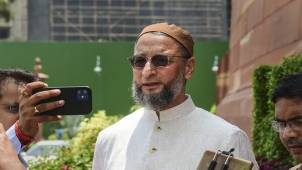 সভায় প্রধানমন্ত্রীকে নিশানা