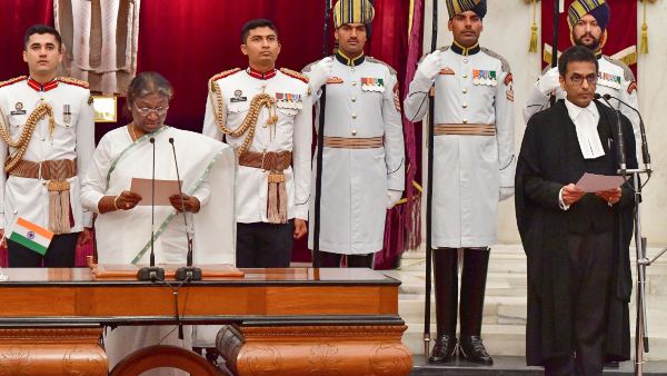 দেশের ৫০ তম প্রধান বিচারপতি হিসেবে শপথ নিলেন ডিওয়াই চন্দ্রচূড়, সুপ্রিম কোর্টের একাধিক সংস্কারের ইঙ্গিত দেশের ৫০ তম প্রধান বিচারপতি হিসেবে শপথ নিলেন ডিওয়াই চন্দ্রচূড়, সুপ্রিম কোর্টের একাধিক সংস্কারের ইঙ্গিত