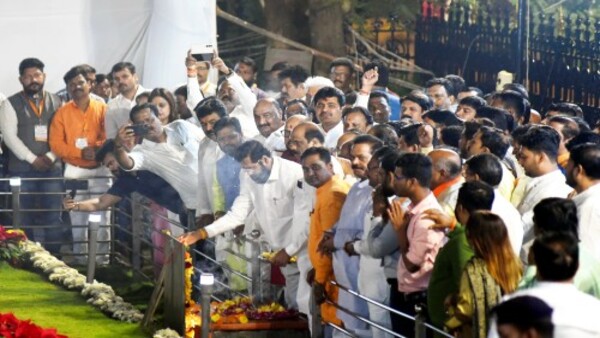  একনাথ শিন্ডের শ্রদ্ধা