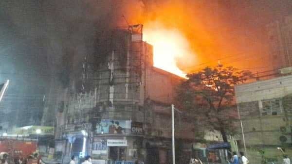 বুধবার সন্ধেয় হঠাৎ আগুন আতঙ্ক গিরিশ মঞ্চে। সেই সময় মঞ্চে চেতনা নাট্য দলের নাটক মঞ্চস্থ হচ্ছিল। দর্শকরা আতঙ্কে বাইরে বেরিয়ে আসেন। সেই সময় দর্শকাসনে সাম্প্রতিক সময়ে বহুবার আলোচিত দুই বিচারপতি উপস্থিত ছিলেন বলে জানা গিয়েছে। পরে অবশ্য কিছুক্ষণের মধ্যেই পরিস্থিতি নিয়ন্ত্রণে আনে দমকল। ফের শুরু হয় নাটক। বুধবার সন্ধেয় হঠাৎ আগুন আতঙ্ক গিরিশ মঞ্চে। সেই সময় মঞ্চে চেতনা নাট্য দলের নাটক মঞ্চস্থ হচ্ছিল। দর্শকরা আতঙ্কে বাইরে বেরিয়ে আসেন। সেই সময় দর্শকাসনে সাম্প্রতিক সময়ে বহুবার আলোচিত দুই বিচারপতি উপস্থিত ছিলেন বলে জানা গিয়েছে। পরে অবশ্য কিছুক্ষণের মধ্যেই পরিস্থিতি নিয়ন্ত্রণে আনে দমকল। ফের শুরু হয় নাটক।