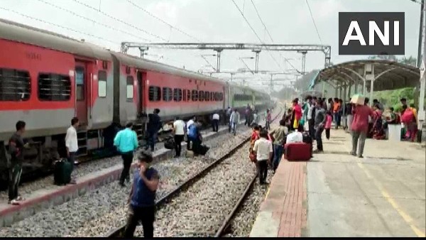 কে প্রথম দেখেন? 