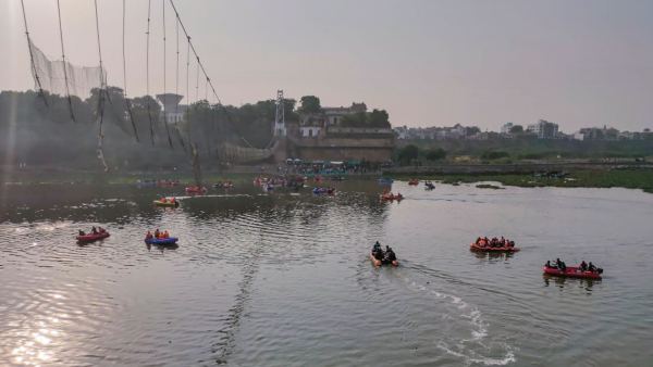 শতাব্দী প্রাচীব ব্রিজ সারাইয়ের অভিজ্ঞতা ছিল না কনট্রাক্টরদের, মোরবি ব্রিজ দুর্ঘটনার বিস্ফোরক তথ্য প্রকাশ্যে শতাব্দী প্রাচীব ব্রিজ সারাইয়ের অভিজ্ঞতা ছিল না কনট্রাক্টরদের, মোরবি ব্রিজ দুর্ঘটনার বিস্ফোরক তথ্য প্রকাশ্যে