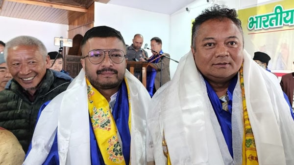 পতাকা তুলে দেওয়া হয়েছে 