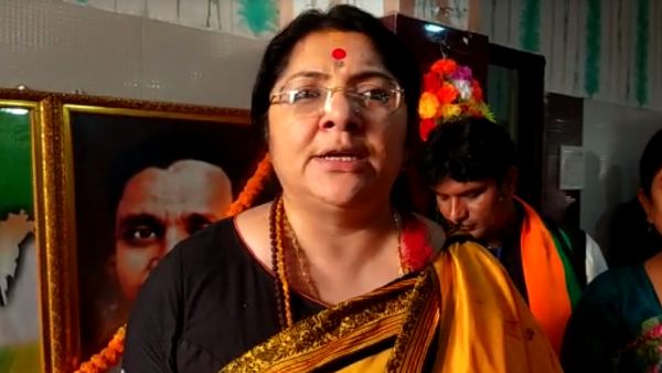 পঞ্চায়েতে চোখে চোখ রেখে লড়াই, এবার মহিলা বাহিনীর প্রস্তুত! রাঢ়বঙ্গে বার্তা লকেটের পঞ্চায়েতে চোখে চোখ রেখে লড়াই, এবার মহিলা বাহিনীর প্রস্তুত! রাঢ়বঙ্গে বার্তা লকেটের