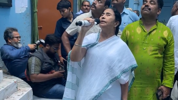 স্কুলে ঢুকে পড়লেন মমতা স্কুলে ঢুকে পড়লেন মমতা
