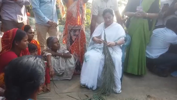 গ্রামে চাটাই বোনা শিখলেন মুখ্যমন্ত্রী গ্রামে চাটাই বোনা শিখলেন মুখ্যমন্ত্রী
