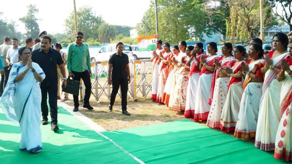 ১০০ দিনের টাকা নিয়ে তোপ মুখ্যমন্ত্রী ১০০ দিনের টাকা নিয়ে তোপ মুখ্যমন্ত্রী