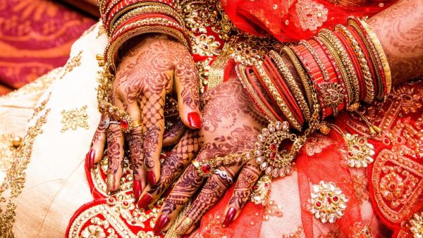 মেহেন্দি করতে দেখা