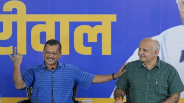 টাকা ফেরতের সময় গ্রেফতার