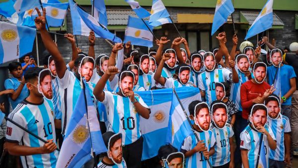 ফেভারিট হিসেবে কাতারে পা রেখে মেসির আর্জেন্টিনা: ফেভারিট হিসেবে কাতারে পা রেখে মেসির আর্জেন্টিনা: