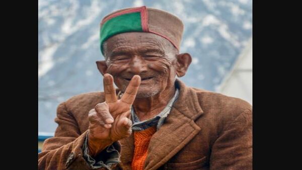 স্বাধীন ভারতের প্রথম ভোটারের ভোটদান স্বাধীন ভারতের প্রথম ভোটারের ভোটদান