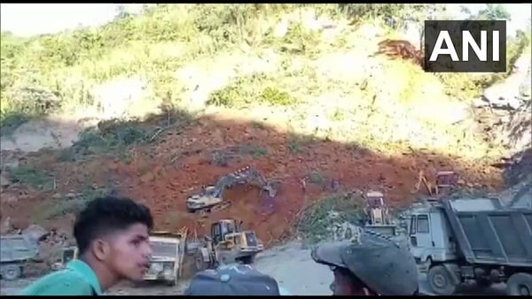 ধসে চাপা পড়ে সবাই ধসে চাপা পড়ে সবাই