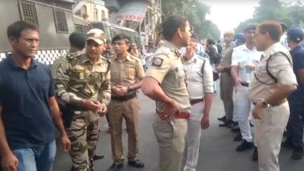 চাকরির দাবিতে পথে নেমে পুলিশের কামড় 