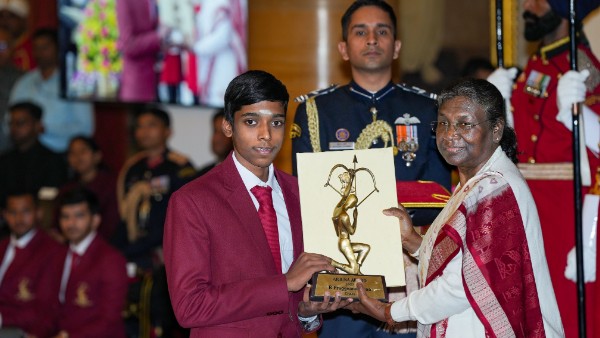 অর্জুন পুরস্কার হাতে নিয়ে রাষ্ট্রপতি ভবন ছাড়ার আগে বিশ্ব চ্যাম্পিয়ন হওয়ার প্রতিজ্ঞা করে গেলেন প্রজ্ঞানানন্দের অর্জুন পুরস্কার হাতে নিয়ে রাষ্ট্রপতি ভবন ছাড়ার আগে বিশ্ব চ্যাম্পিয়ন হওয়ার প্রতিজ্ঞা করে গেলেন প্রজ্ঞানানন্দের