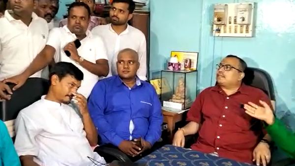 হলদিয়ায় পা দিয়েই বিজেপির বিক্ষুব্ধদের সঙ্গে বৈঠক কুণালের হলদিয়ায় পা দিয়েই বিজেপির বিক্ষুব্ধদের সঙ্গে বৈঠক কুণালের
