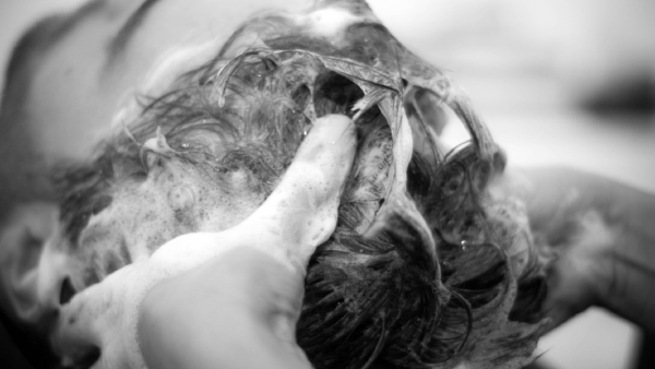 বুধবার চুলে শ্যাম্পু করবেন না