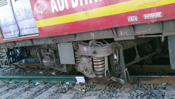 হঠাত করেই খুলে যায় ট্রেনের ৩ ও ৪ নম্বর কাপলিং 