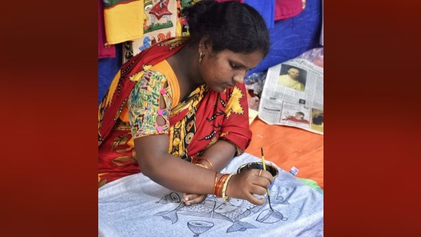 ভেষজ ছবিতে পোঁচ হাতের, রঙের মেলায় মেতেছে গ্রাম ভেষজ ছবিতে পোঁচ হাতের, রঙের মেলায় মেতেছে গ্রাম