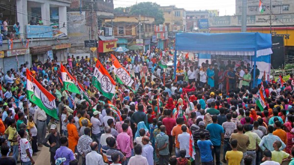 সাধারণ মানুষকে প্রতিশ্রুতি, চক্রান্তের অভিযোগ সাধারণ মানুষকে প্রতিশ্রুতি, চক্রান্তের অভিযোগ