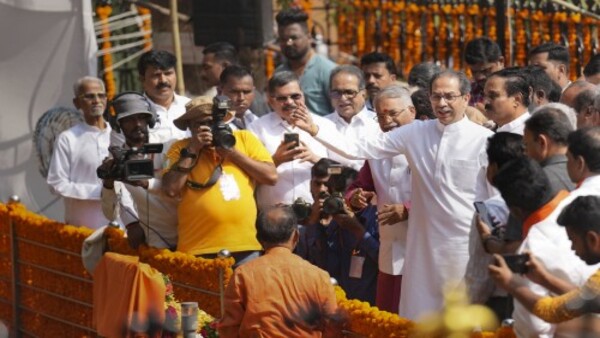 উদ্ধব ঠাকরের শ্রদ্ধা 