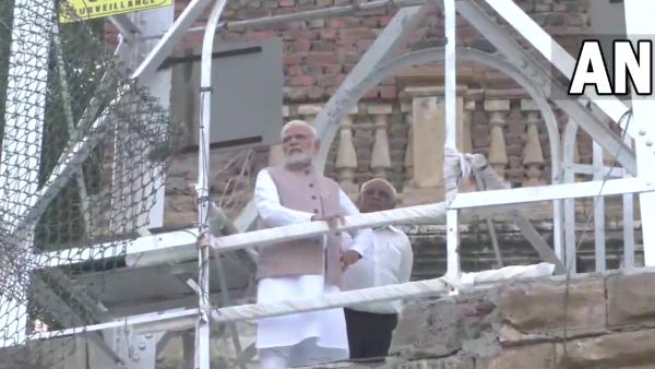 দুর্ঘটনাস্থল পরিদর্শন করেন প্রধানমন্ত্রী নরেন্দ্র মোদী