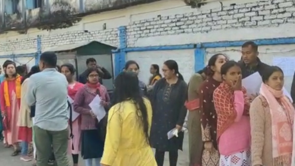  পরীক্ষা কেন্দ্রে ঢুকতে না দেওয়ার অভিযোগে বিশৃঙ্খলা