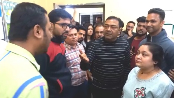 গৃহপ্রবেশের দিনেই ১০ তলা থেকে পড়ল শিশু, আবাসনের নিরাপত্তা নিয়ে বিক্ষোভ আবাসিকদের গৃহপ্রবেশের দিনেই ১০ তলা থেকে পড়ল শিশু, আবাসনের নিরাপত্তা নিয়ে বিক্ষোভ আবাসিকদের