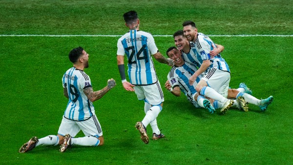 FIFA World Cup 2022: বিশ্বকাপ জয়কে স্মরণীয় করে রাখতে পায়ে ট্যাটু করালেন দি মারিয়া-মার্টিনেজ FIFA World Cup 2022: বিশ্বকাপ জয়কে স্মরণীয় করে রাখতে পায়ে ট্যাটু করালেন দি মারিয়া-মার্টিনেজ