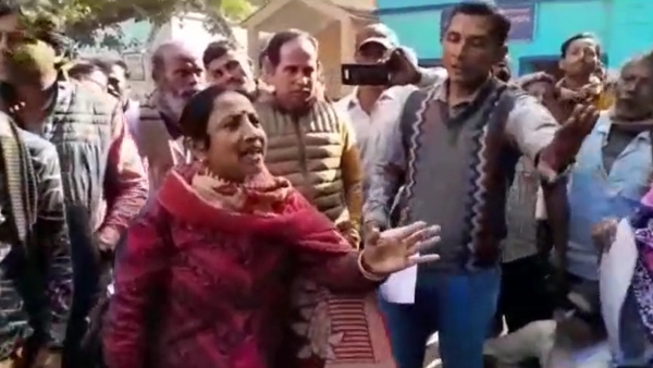 কাঠগড়ায় তুললেন নিজের দলের প্রধানদেরই