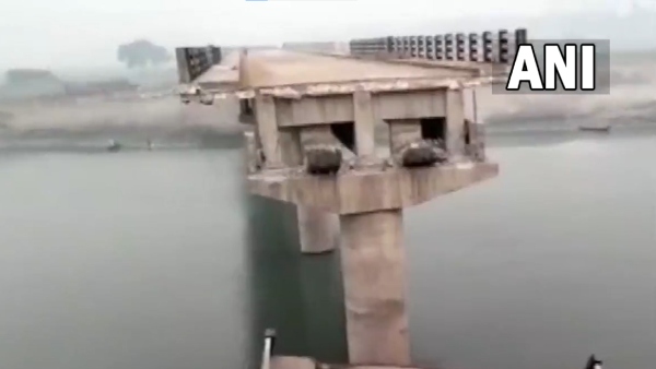 উদ্বোধনেই আগেই ভেঙে পড়ল বিহারে ১৪ কোটির সেতু, ভিডিও দেখে চমকে যাবেন উদ্বোধনেই আগেই ভেঙে পড়ল বিহারে ১৪ কোটির সেতু, ভিডিও দেখে চমকে যাবেন