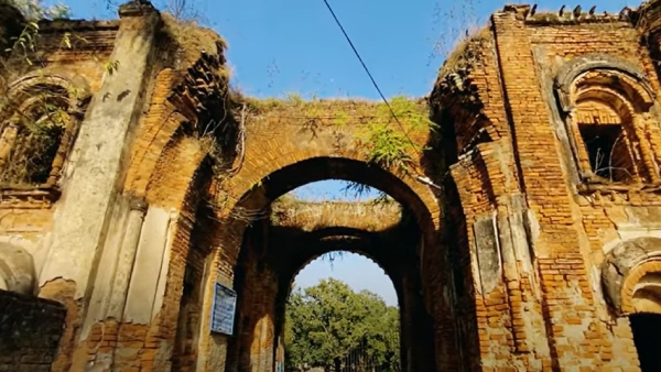 নেমক হারামের দেউড়ি