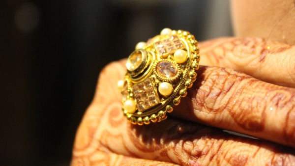 আংটি পরা দেখা