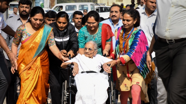 ভোট দেন মা হীরাবেন