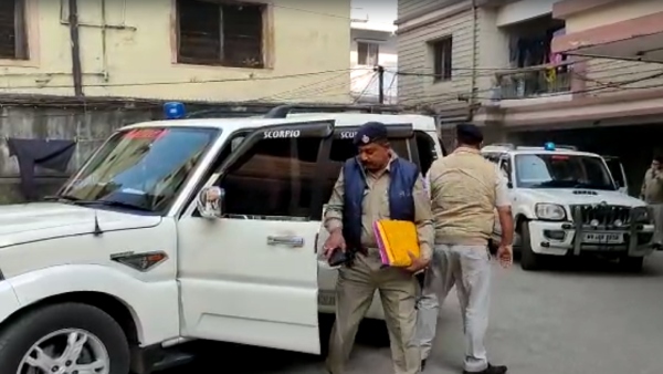 পুলিশের অনুমতি না নিয়েই অনুষ্ঠান পুলিশের অনুমতি না নিয়েই অনুষ্ঠান